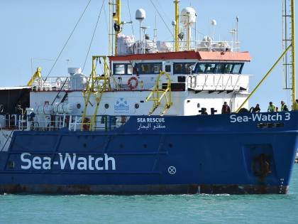 La Guardia Costiera a bordo: "Fermo per nave Sea Watch"